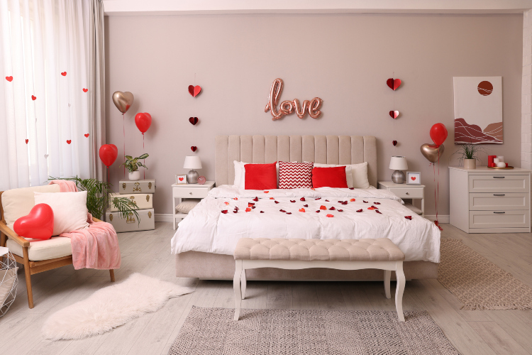 Razigrana spavaća soba sa simbolima ljubavi